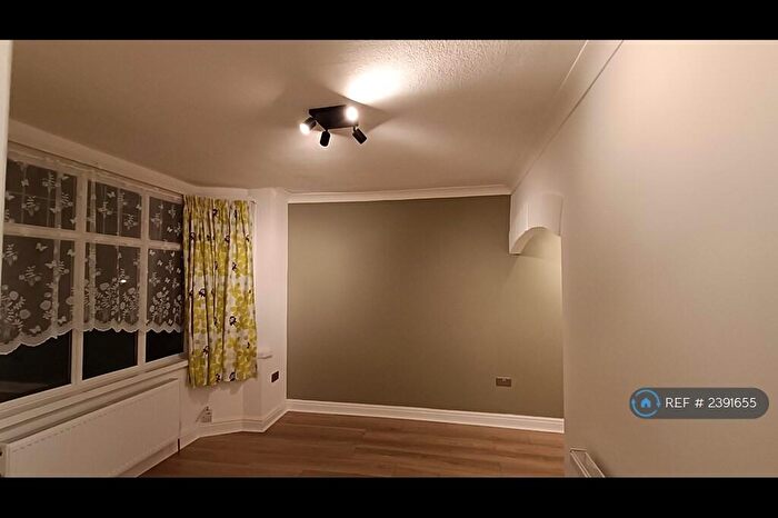 3 Bedroom Semi-Detached House To Rent In Orchard Avenue, Solihull, B91