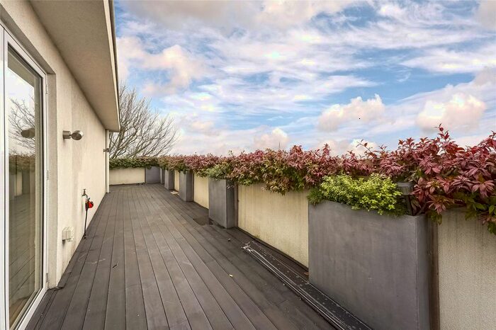 3 Bedroom Flat To Rent In Putney Hill, Putney Hill, SW15