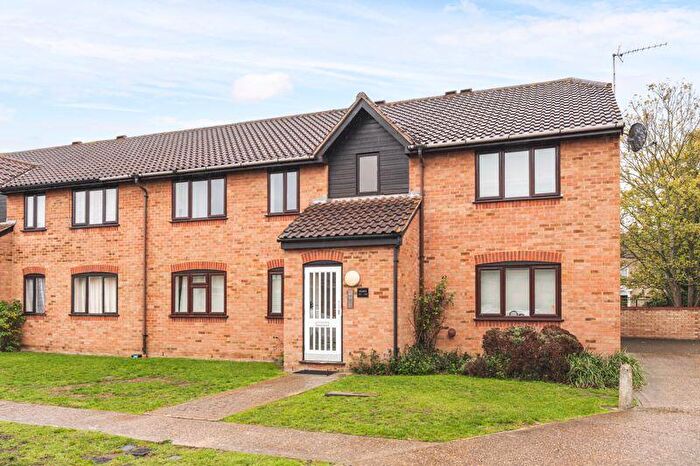 2 Bedroom Apartment For Sale In Sewardstone Road, London, E4