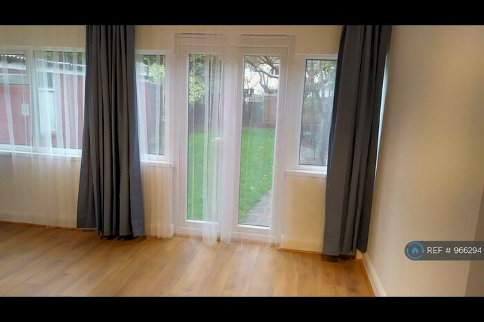 3 Bedroom Semi-Detached House To Rent In Crown Lane, London, N14