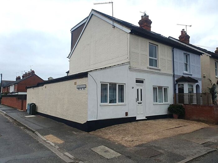 4 Bedroom End Of Terrace House For Sale In Murrin Road, Maidenhead, SL6