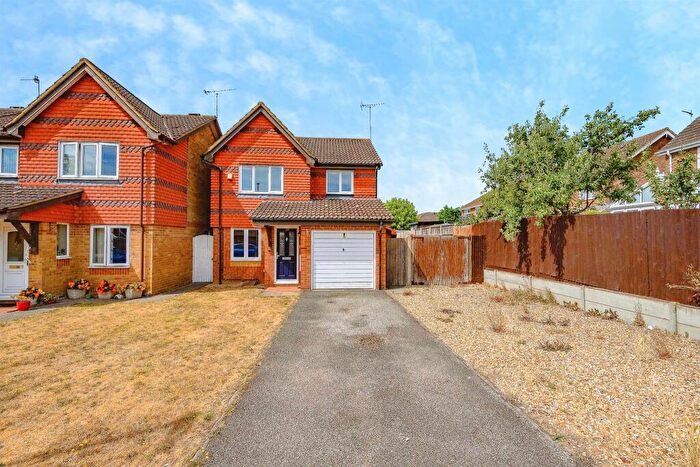 3 Bedroom Detached House For Sale In Bushmead Road, Luton, LU2