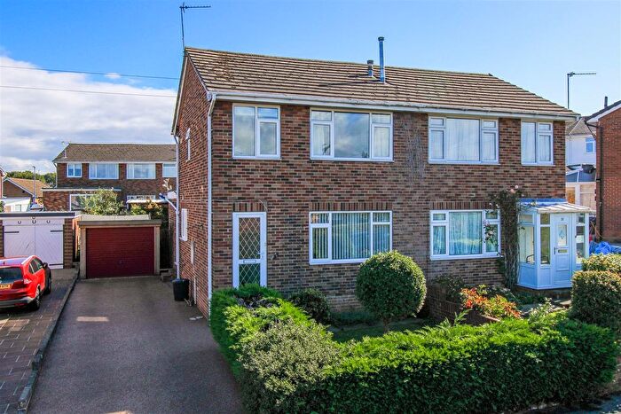 3 Bedroom Semi-Detached House For Sale In Elmwood Close, Walton, Wakefield, WF2