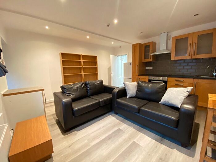 1 Bedroom Flat To Rent In Ground Floor Flat, Providence Avenue, Leeds, West Yorkshire, LS6