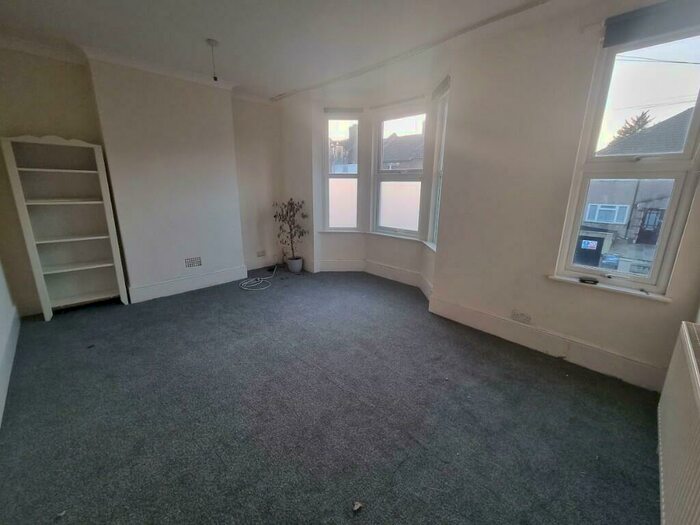 2 Bedroom Flat To Rent In Queen Mary Road, London, SE19