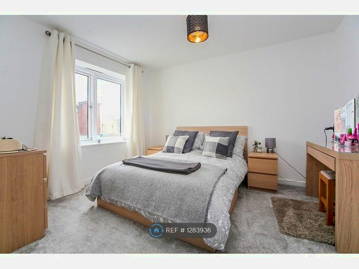 4 Bedroom Semi-Detached House To Rent In Thackeray Drive, Gravesend DA11