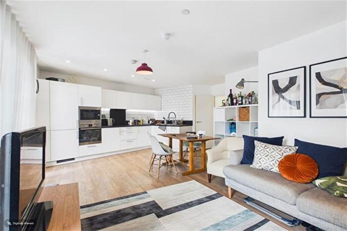 2 Bedroom Flat To Rent In Kingfisher Heights, Silvertown, E16