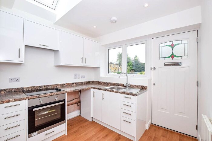 2 Bedroom Flat To Rent In Cedar Walk, Hemel Hempstead, HP3