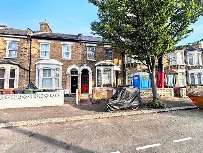 4 Bedroom House To Rent In Leslie Road, Leytonstone, E11