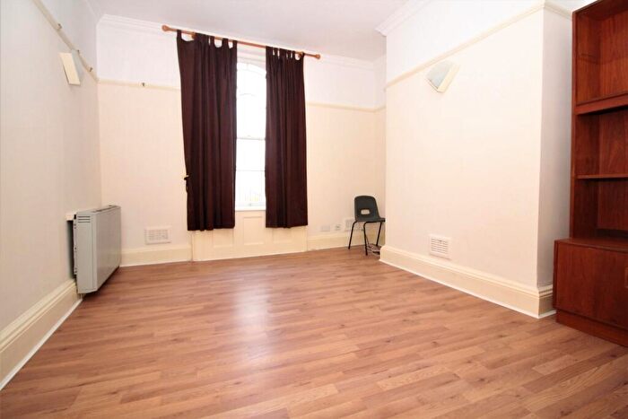 1 Bedroom Flat To Rent In West Street, Gravesend, Kent, DA11