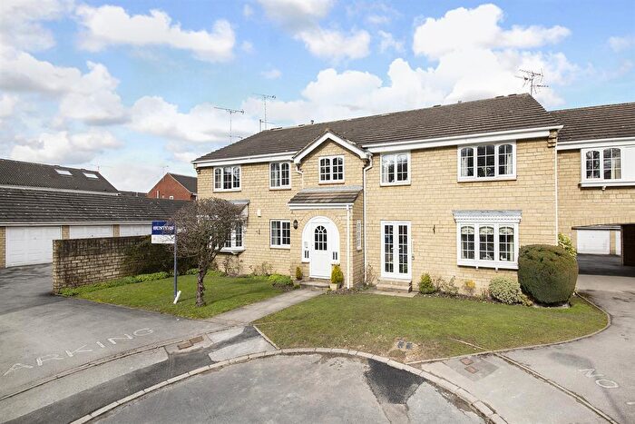 2 Bedroom Flat To Rent In Oakdene Vale, Leeds, West Yorkshire, LS17