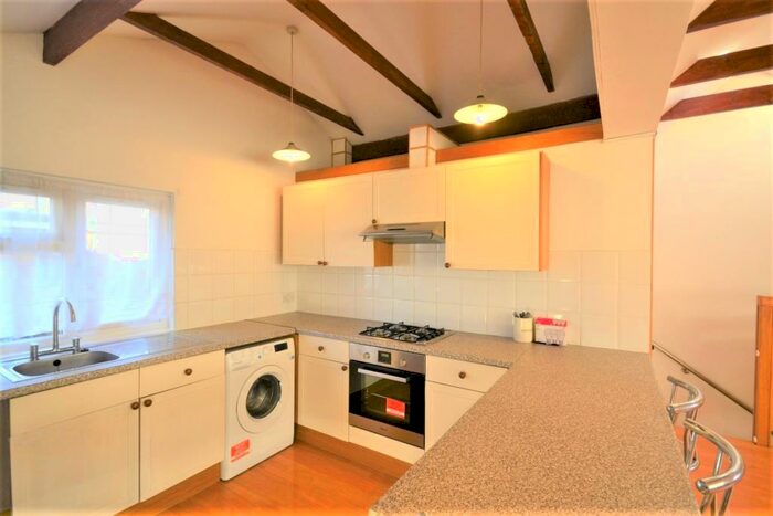 2 Bedroom Flat To Rent In Station Road West Wickham, BR4