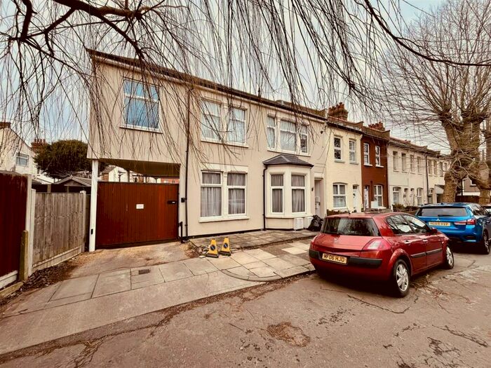 2 Bedroom Apartment To Rent In Avebury Road, Westcliff-On-Sea, SS0