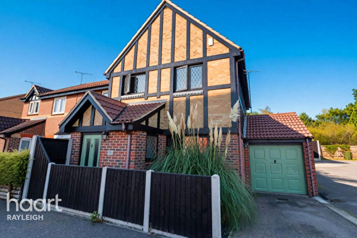 3 Bedroom End Of Terrace House For Sale In Kestrel Grove, Rayleigh, SS6