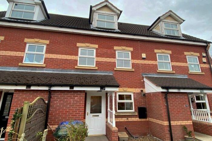 3 Bedroom Town House To Rent In Rydal Court, Doncaster, DN4