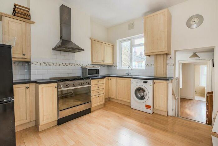1 Bedroom Apartment To Rent In Beauchamp Road London, SW11