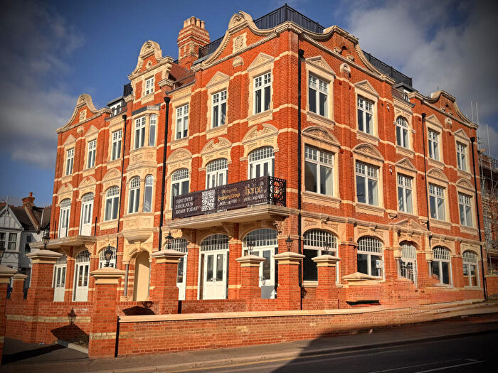 2 Bedroom Flat For Sale In The Grand Apartments, Leigh-On- Sea, SS9