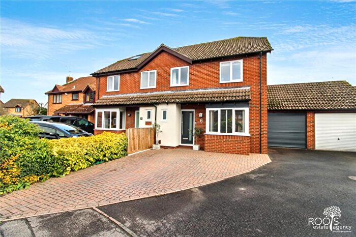 4 Bedroom Semi Detached House For Sale In Barley Close, Thatcham, Berkshire, RG19