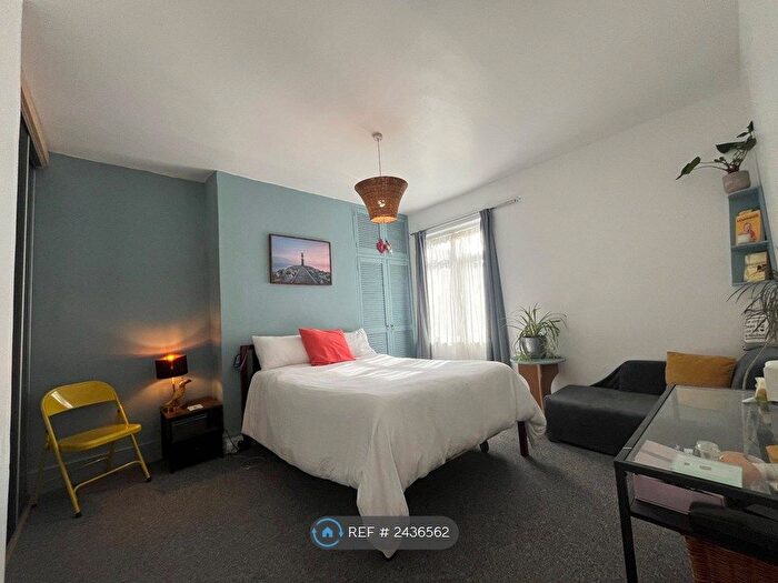 4 Bedroom Maisonette To Rent In Henleaze Road, Bristol, BS9