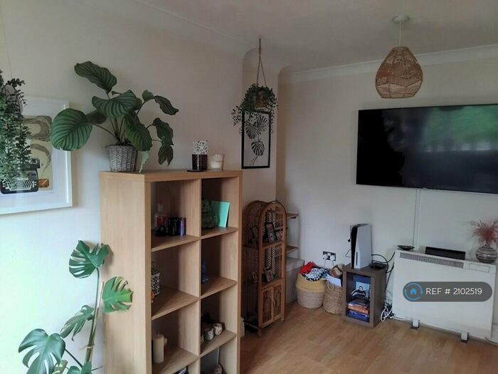 2 Bedroom Flat To Rent In Rosalind Court, Salford, M5