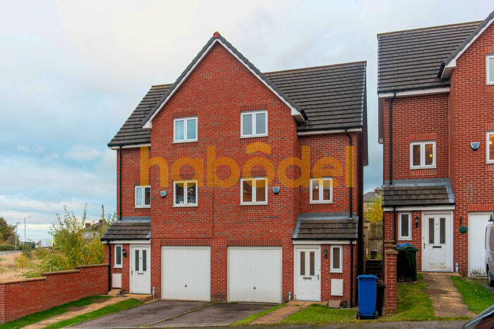 3 Bedroom Semi-Detached House To Rent In Hoyland, Barnsley, S74