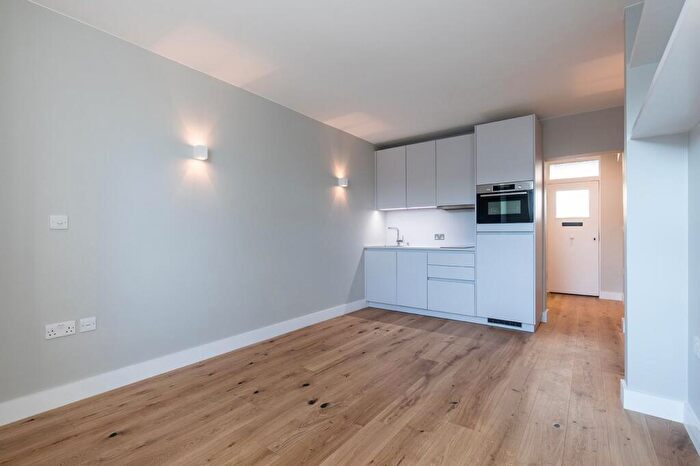 Flat To Rent In Flat Riverside Apartment, N13