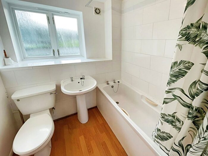 2 Bedroom Flat To Rent In Calico Close, Trinity Riverside, Salford, M3
