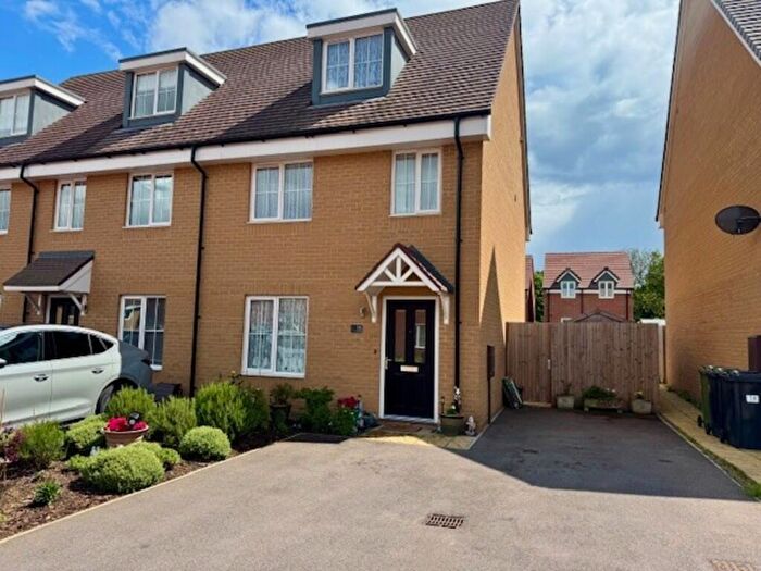 4 Bedroom End Of Terrace House For Sale In Lily Edge, Biggleswade, SG18