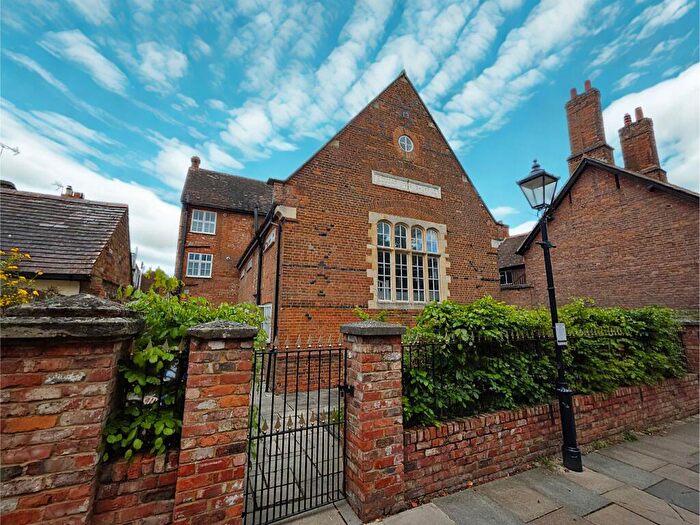 2 Bedroom Apartment For Sale In Pebble Lane, Aylesbury, HP20