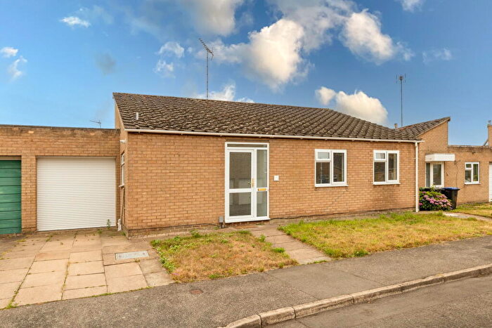 4 Bedroom Semi-Detached Bungalow For Sale In Randolph Close, Leamington Spa, CV31