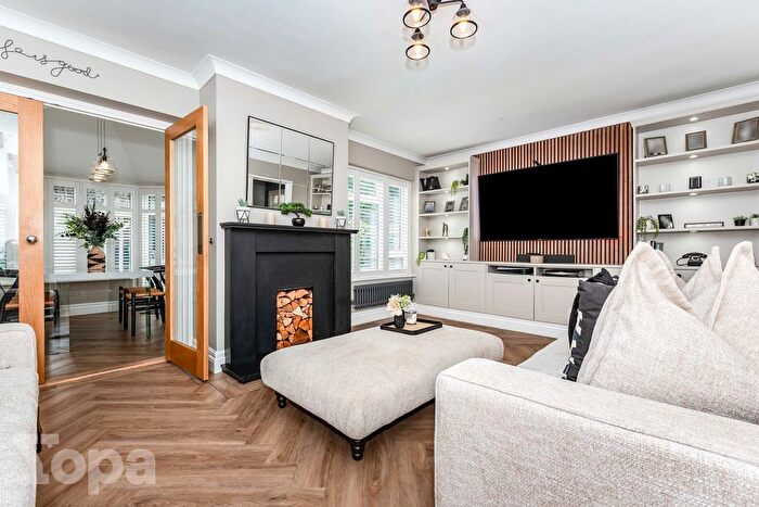 4 Bedroom Semi-Detached House For Sale In Coniston Close, Dartford, DA1