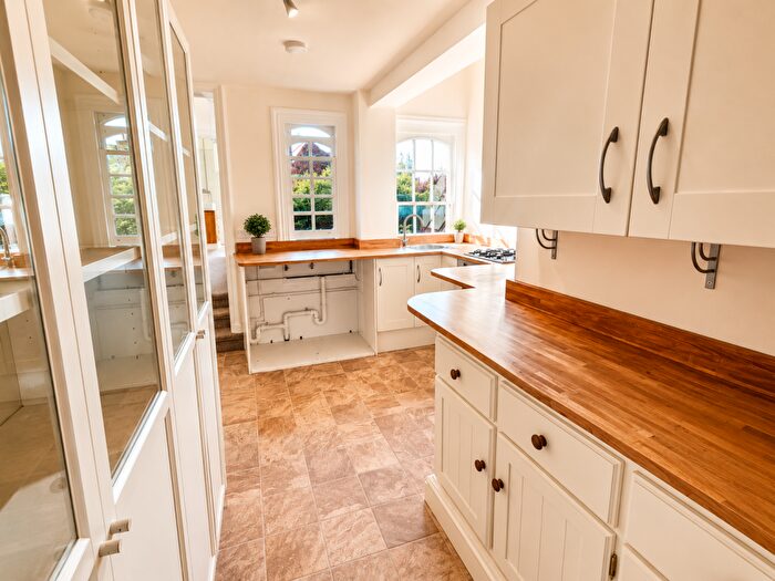2 Bedroom Flat To Rent In Hollingbourne, Maidstone, ME17