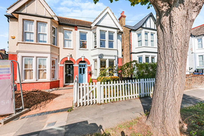 2 Bedroom Flat To Rent In Marine Avenue, Leigh-on-sea, SS9