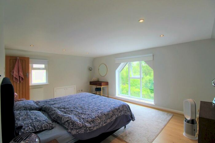 4 Bedroom Detached House To Rent In Guildford, GU2