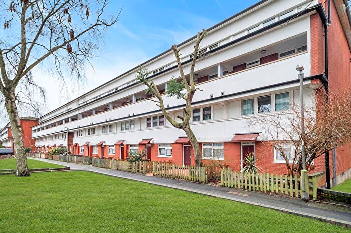 3 Bedroom Flat To Rent In Timsbury Walk, Roehampton, London, SW15