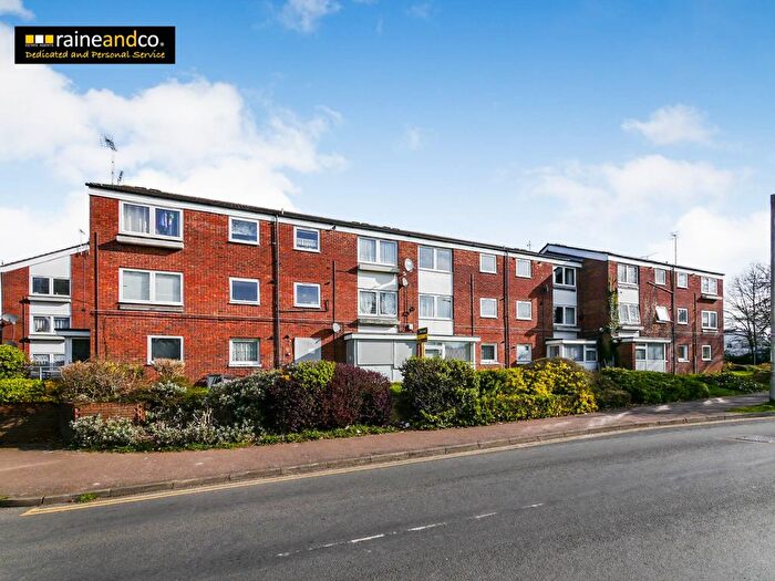 2 Bedroom Flat To Rent In St. Peters Close, Hatfield, AL10