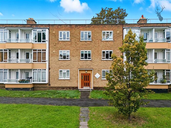 2 Bedroom Flat For Sale In St. James's Close, Tooting Bec, London, SW17
