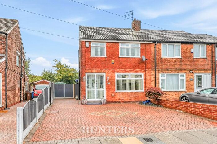 3 Bedroom Semi-Detached House For Sale In Roundthorn Road, Alkrington, Middleton, M24