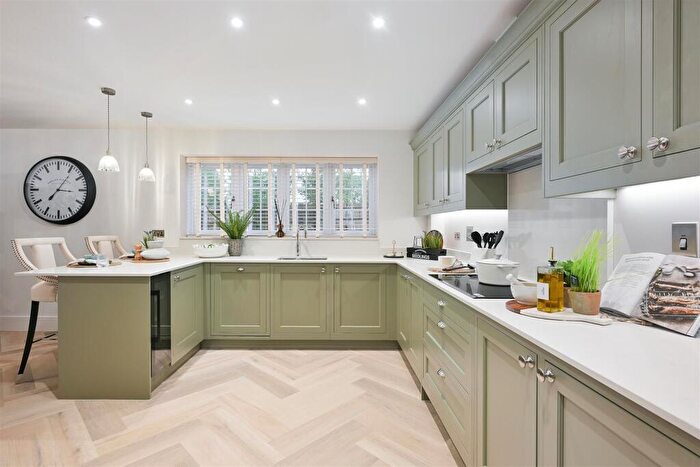 3 Bedroom Detached House For Sale In Shelvers Way, Tadworth, KT20