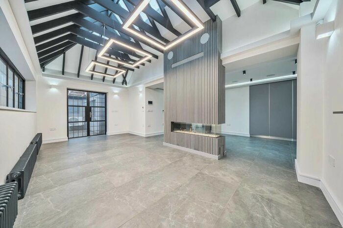 3 Bedroom Flat To Rent In Beech Hill Avenue, Barnet, EN4