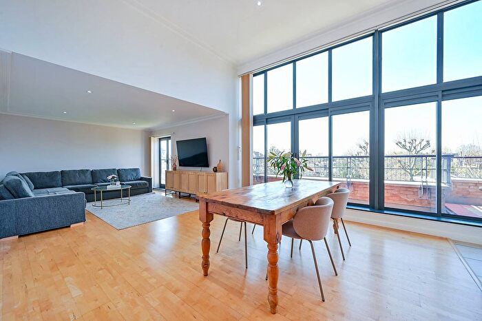 2 Bedroom Flat To Rent In Goldhawk Road, Stamford Brook, London, W6