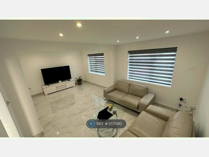 3 Bedroom Semi-Detached House To Rent In Marlow Cresent, London, TW1