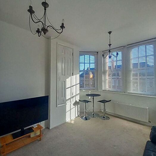 1 Bedroom Flat To Rent In Pennington Drive, Southgate, N21