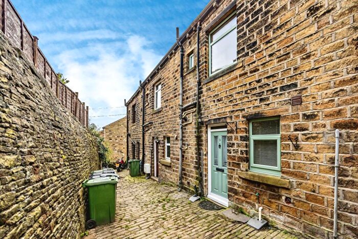 3 Bedroom Cottage For Sale In Clay Well, Huddersfield, HD7