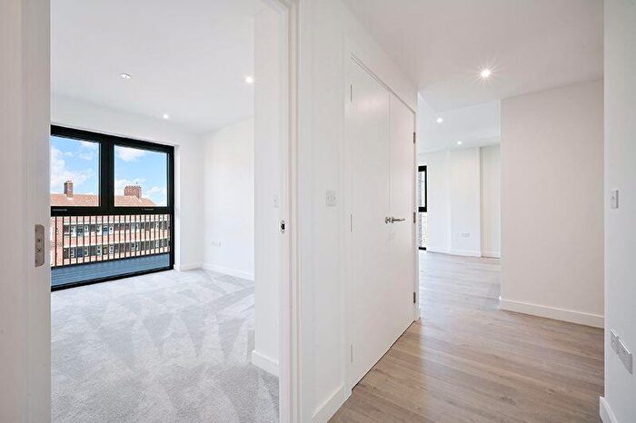 2 Bedroom Flat To Rent In Anax Street London, N4