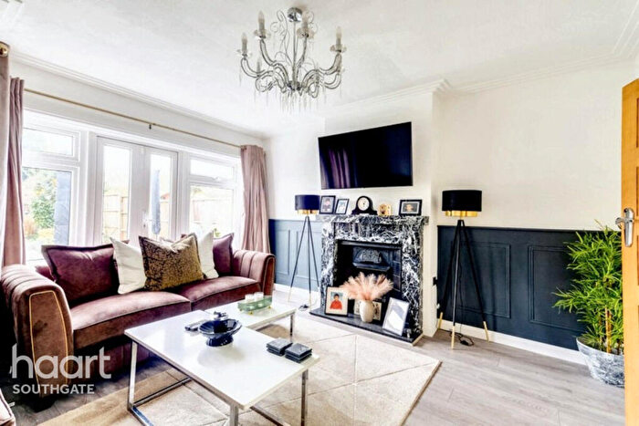 5 Bedroom Semi-Detached House For Sale In Lakenheath, London, N14