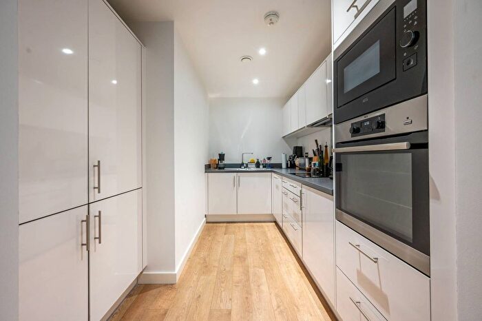1 Bedroom Flat For Sale In Highland Street, Stratford, London, E15