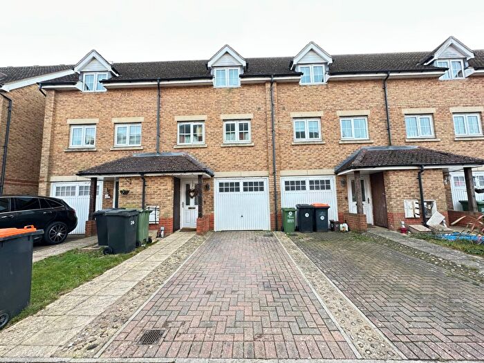 3 Bedroom Town House To Rent In Watling Gardens, Dunstable, Bedfordshire, LU6