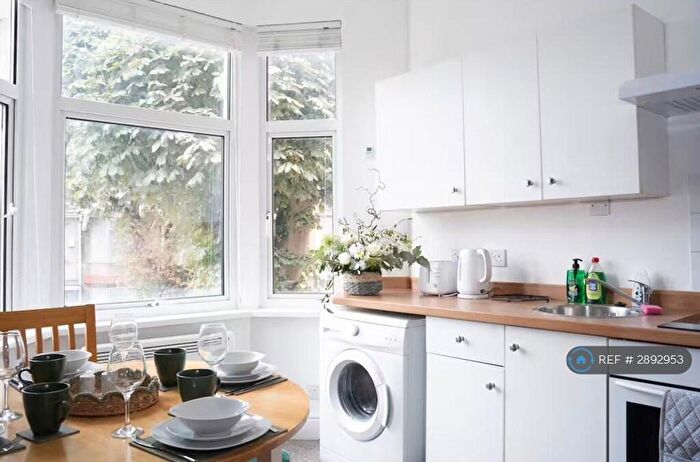 1 Bedroom Flat To Rent In County Road, Swindon, SN1