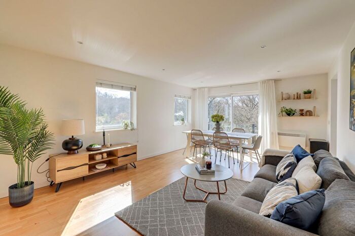 2 Bedroom Flat For Sale In Highwood Close, East Dulwich, SE22